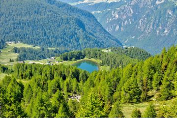 Splendido lago alpino di origine glaciale a 2.020 m. di altitudine.